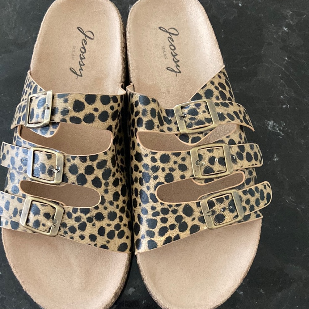 Women’s leopard sandal, new without tag
